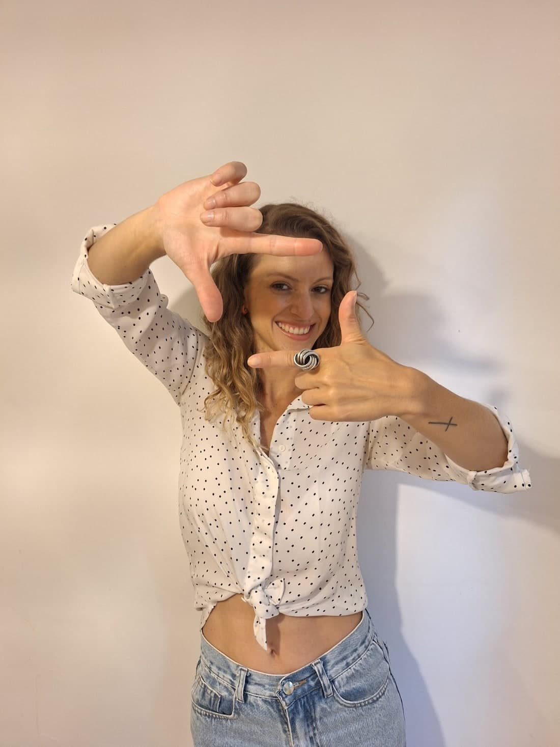Clau Guillan sonriendo y haciendo un marco con las manos
